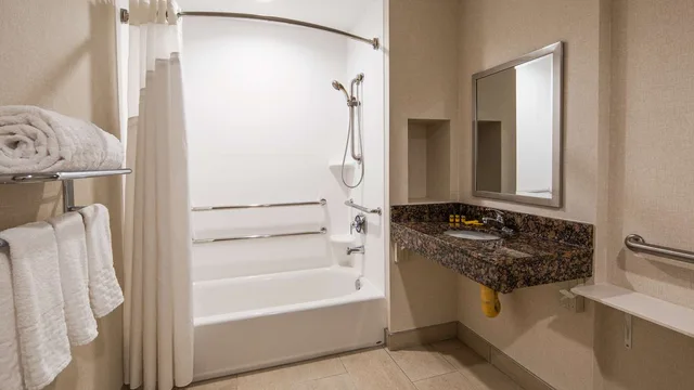 غرفة بسرير كوين بحوض استحمام لذوي الإعاقة، Best Western Plus Wilkes Barre-Scranton Airport Hotel 3/4