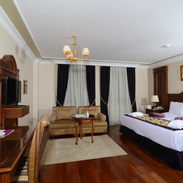 Deluxe, Suite, Queen Bed, Glk Premier Regency Suites And Spa 7/10