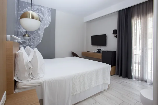 Queen Bed, Back Side، Golden Star City Resort 4/6