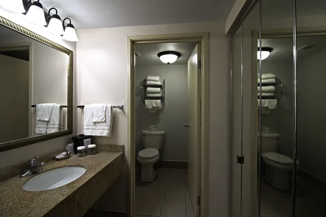 غرفة بريميير بسرير كينج بشرفة، Chicago Club Inn & Suites 6/7