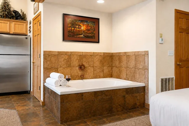 كابينة غراند بسرير كينج بغرفة نوم واحدة بحوض جاكوزي، Cabins At Grand Mountain By Thousand Hills Resort 7/7