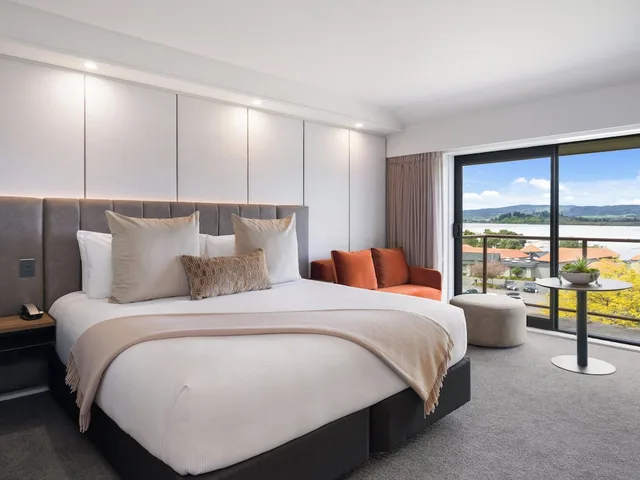 غرفة كلوب بسرير كينج بإطلالة على البحيرة مع دخول صالة النادي، Millennium Hotel Rotorua 3/7