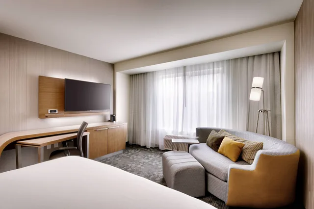 غرفة بسرير كينج مع أريكة لذوي الإعاقة، Courtyard by Marriott Atlanta Duluth Downtown 1/4