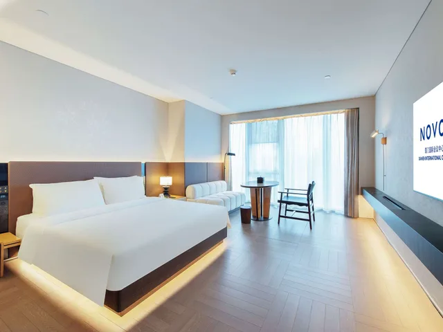 غرفة ديلوكس بسرير كينج بإطلالة على البحيرة، Novotel Xiamen International Convention Center 2/4
