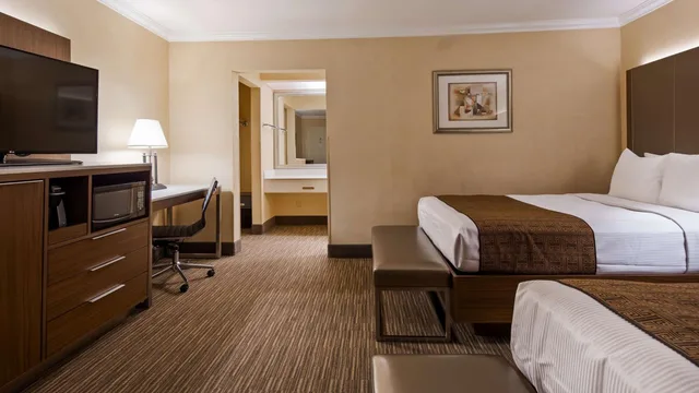 غرفة بسريرين مزدوجين في طابق مرتفع، Best Western Hollywood Plaza Inn - Hollywood Walk of Fame Hotel-LA 3/9