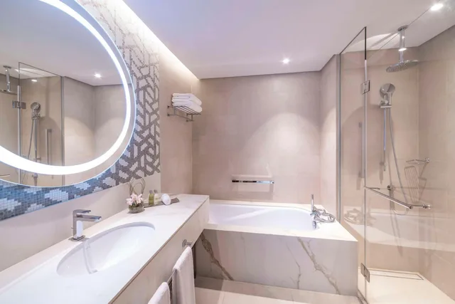 جناح سوبيريور بسرير مزدوج بغرفة نوم واحدة بإطلالة جزئية على البحر، Hilton Doha The Pearl Residences 4/5