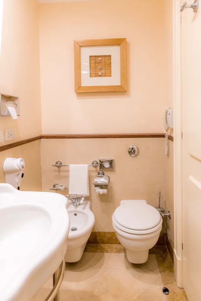 غرفة بريستيج بسرير كوين بإطلالة جزئية على البحر، Grand Hotel Bristol Resort and Spa 8/8