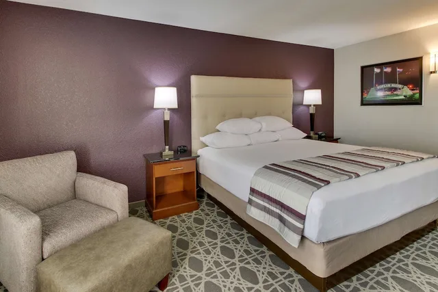 غرفة بسرير كينج لذوي الإعاقة، Drury Inn and Suites Poplar Bluff 3/5