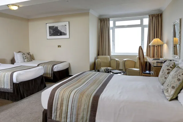 غرفة عائلية بسرير مزدوج وسريرين منفصلين بإطلالة على البحر، Best Western Princes Marine Hotel 1/5