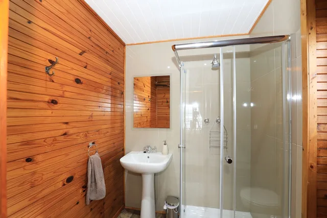 كوخ بسرير كوين، Big Tree House Lodge 1/1