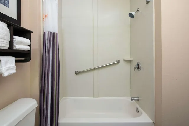 غرفة بسرير كينج، La Quinta Inn by Wyndham Calhoun South I-75 4/5