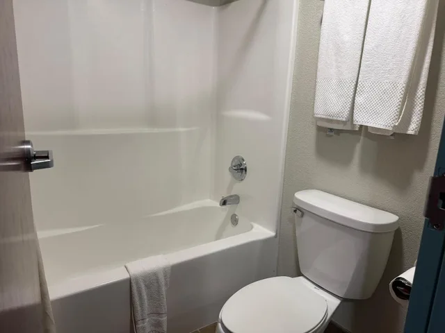 جناح بسرير كينج بجاكوزي، The Magnolia Hotel Searcy 2/4