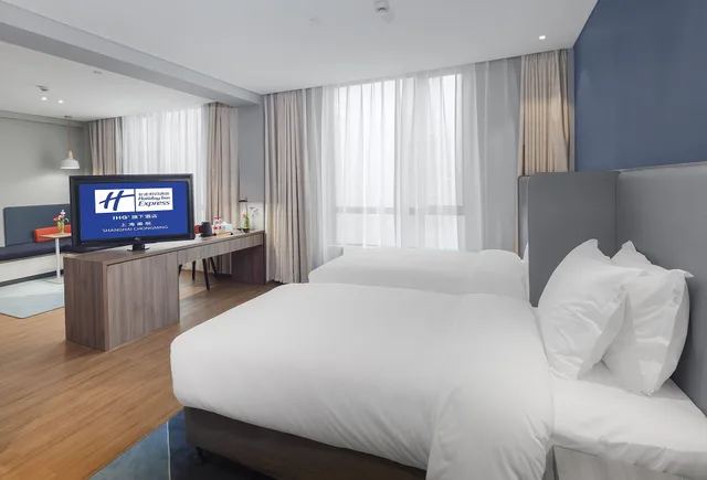 Suite, King Bed, Living Area, Top Floor, Holiday Inn Express Shanghai Chongming 2/9