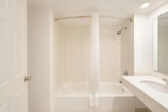 غرفة كومفورت بسرير كينج للمدخنين، Horizon Inn & Suites 9/10