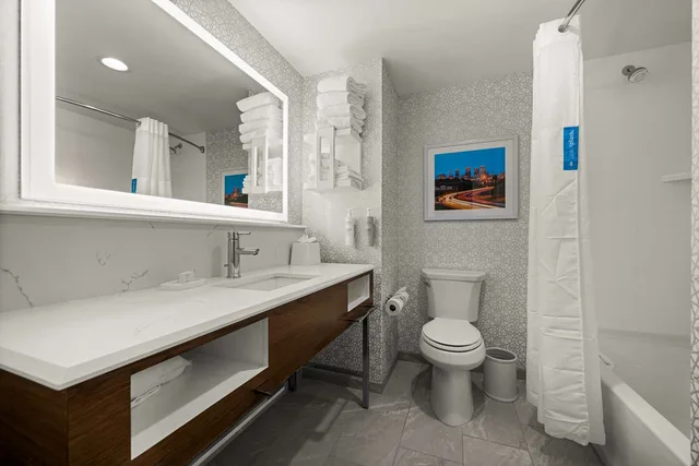 غرفة بسريرين كوين بحوض استحمام لذوي الإعاقة، Hampton Inn and Suites Bessemer Birmingham 2/3
