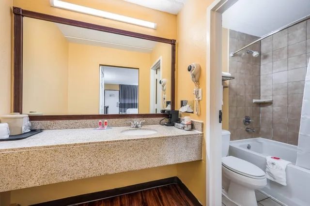غرفة قياسية بسريرين كوين، Econo Lodge Columbus near Airport 4/4