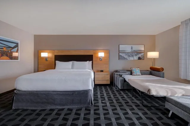غرفة بسرير كينج مع أريكة، Courtyard St. Louis Brentwood 6/20