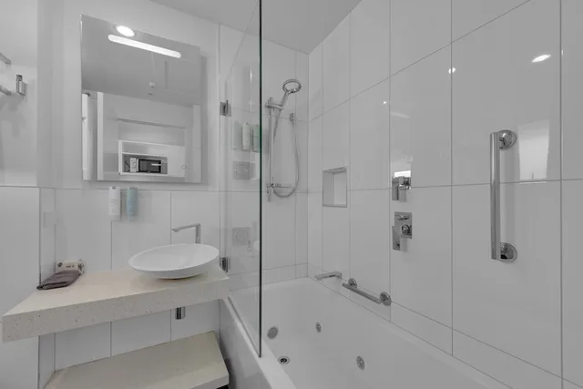 Studio, Apartment, King Bed, Bath and Shower، Delorenzo S Studio Apartments 3/4