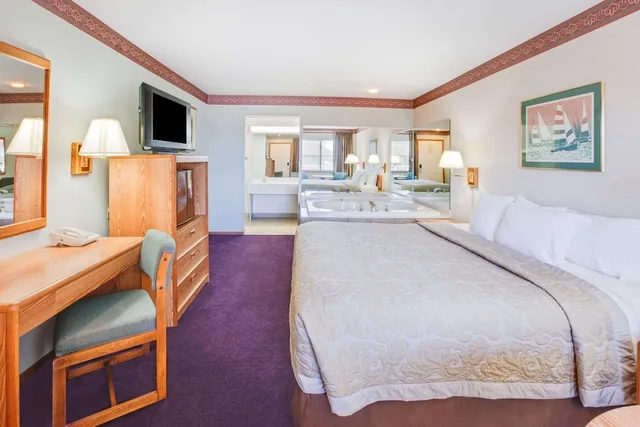 غرفة ديلوكس بسرير كينج بإطلالة على الفناء بجاكوزي، Super 8 by Wyndham Mackinaw City/Beachfront Area 1/3