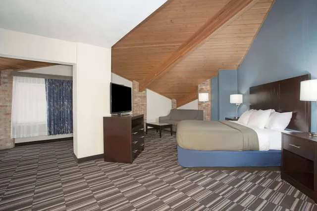 جناح استوديو ديلوكس بسرير كينج، AmericInn by Wyndham Mount Pleasant 2/4