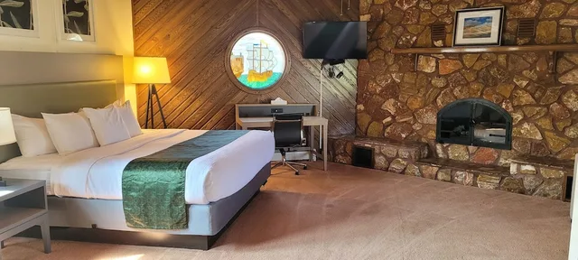 جناح بسرير كينج مع أريكة، Pictured Rocks Inn & Suites 5/9