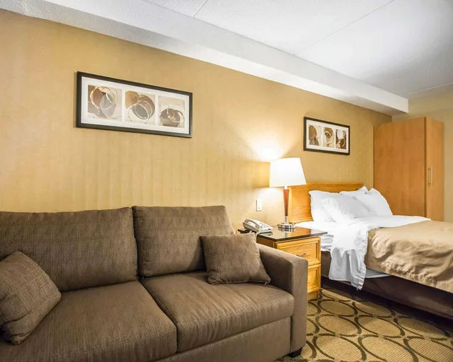غرفة قياسية بسرير كوين مع أريكة، Clarion Pointe Campbellton 5/5