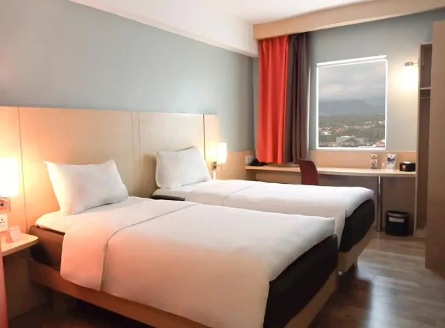 غرفة قياسية بسريرين منفصلين بإطلالة على البحر، Ibis Padang 4/10