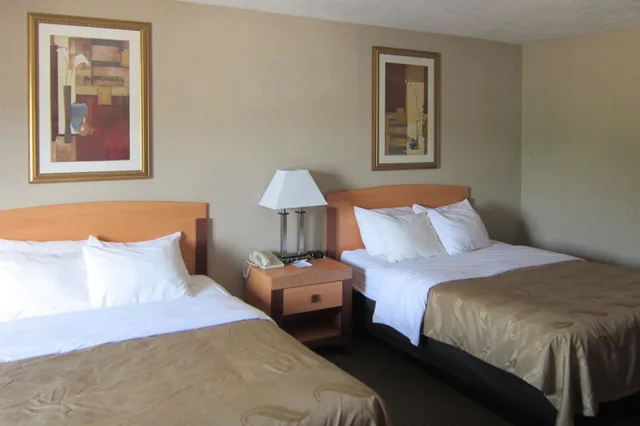 غرفة بسريرين كوين بحوض جاكوزي في الطابق الأرضي، Quality Inn Nashville Bloomington 2/9