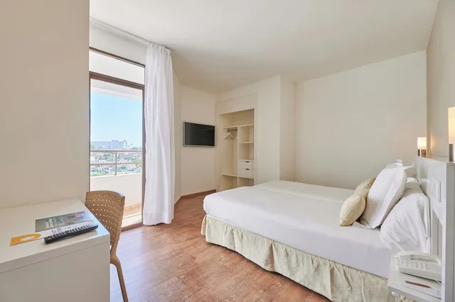 غرفة عائلية بسرير كوين وسريرين منفصلين بشرفة، Alua Calas de Mallorca Resort 1/5
