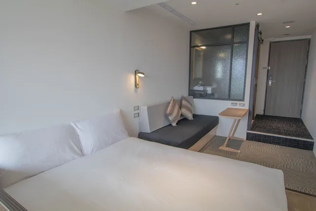 غرفة كلاسيكية بسرير مزدوج وسريرين منفصلين بحمام خاص، Nk Hostel 1/8