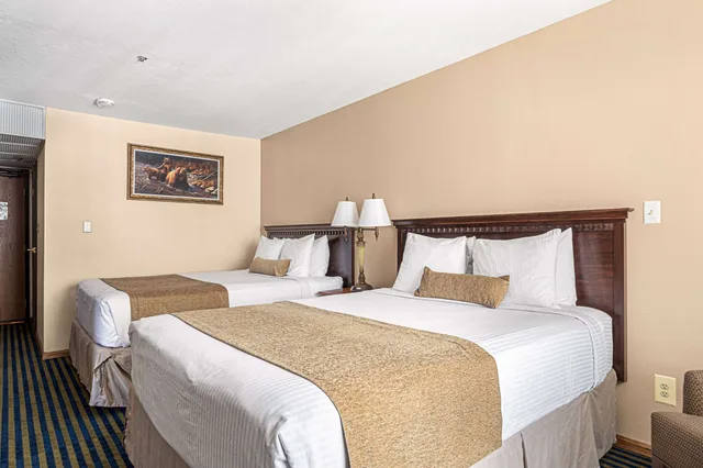 غرفة قياسية بسريرين كوين، Chateau Big Bear Boutique Hotel, BW Signature Collection 2/6