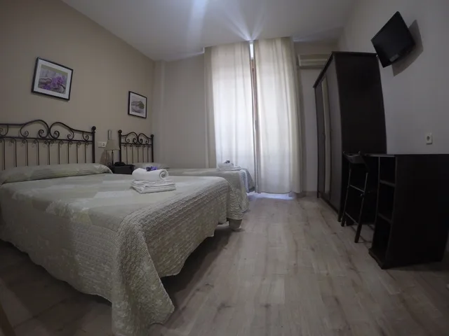 غرفة ثلاثية بثلاثة أسرّة بحمام خاص، Hostal El Pilar 2/10