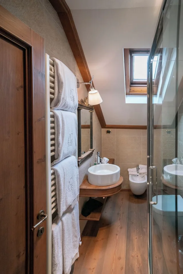 غرفة كومفورت فاخرة بسرير مزدوج وسريرين منفصلين، Ambra Cortina Luxury Fashion Boutique Hotel 5/10