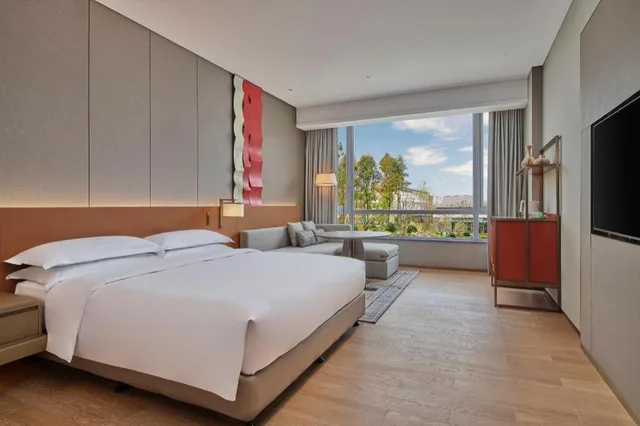 غرفة ديلوكس بسرير كينج بإطلالة على المسبح بشرفة، DoubleTree by Hilton Jiangxi Fuzhou 1/1