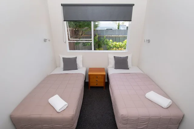 غرفة بسرير كينج وسريرين منفصلين بغرفتي نوم، Middle Park Motel 3/6