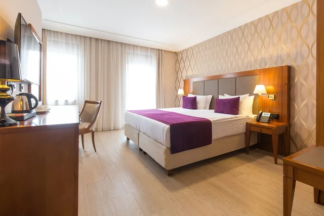 غرفة بسرير كينج بشرفة، Xenon Hotel 2/6