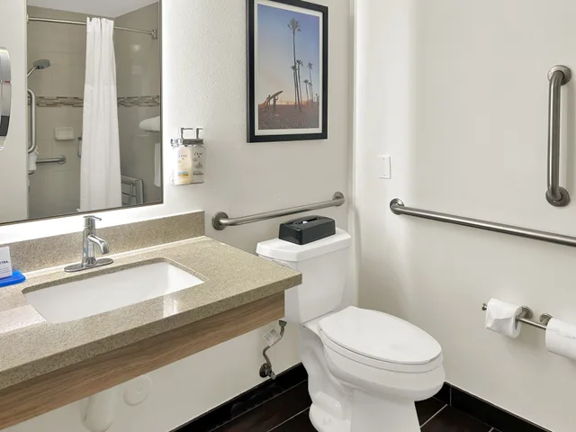 غرفة بسرير كينج لذوي الإعاقة، Holiday Inn Express Hotel Suites Carpinteria 5/10