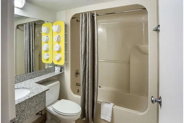 غرفة بسريرين مزدوجين لذوي الإعاقة، Motel6 Binghamton, NY 2/2