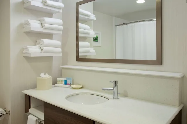 غرفة بريميوم بسرير كينج، Hampton Inn and Suites Minneapolis Downtown 5/7