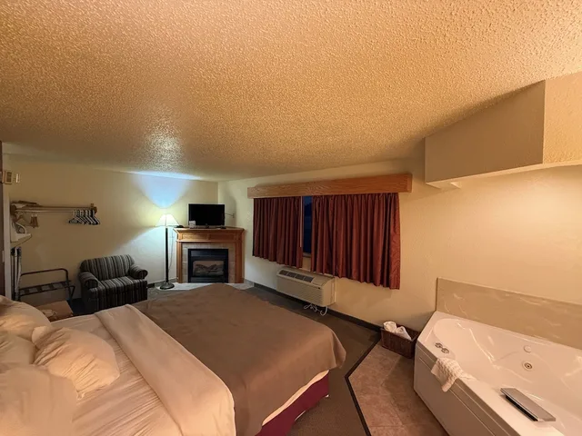 جناح بسرير كينج مع أريكة، Rodeway Inn Hesston, KS 6/10