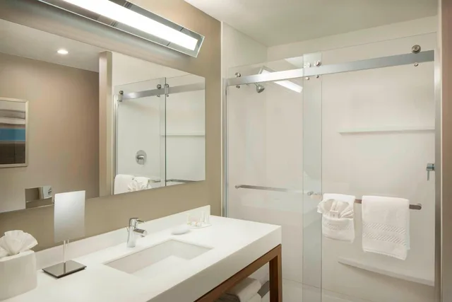Room, 2 Queen Beds, Sofa, Courtyard By Marriott Palo Alto Los Altos 9/10