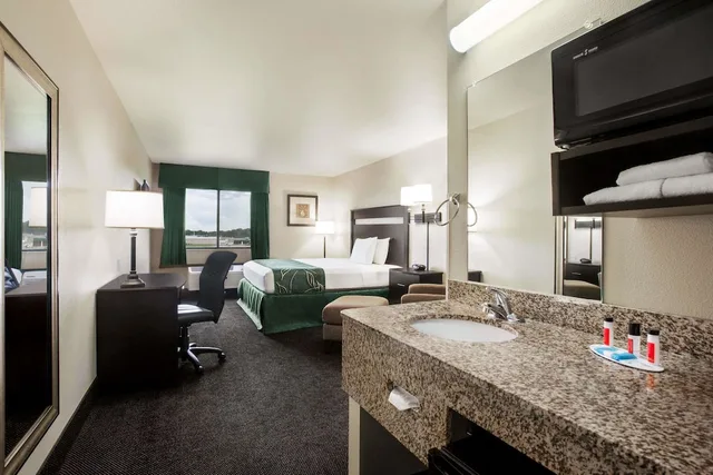 غرفة بسرير كينج، Travelodge By Wyndham Livonia 4/4