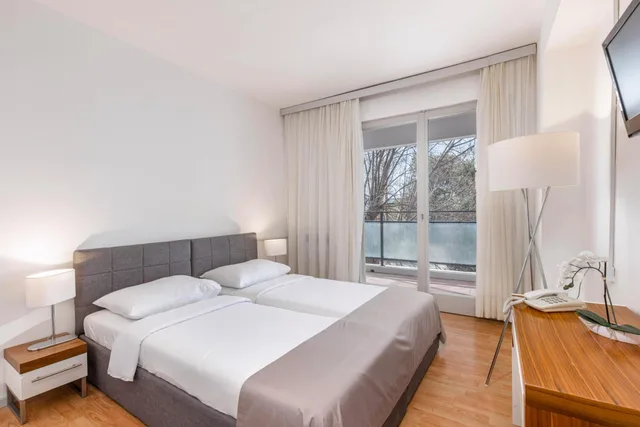 غرفة قياسية بسريرين منفصلين بإطلالة على البحر بشرفة، Hotel Zagreb 2/5