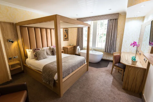 Four Poster, Double Bed، The Fairlawns Hotel And Spa 3/6