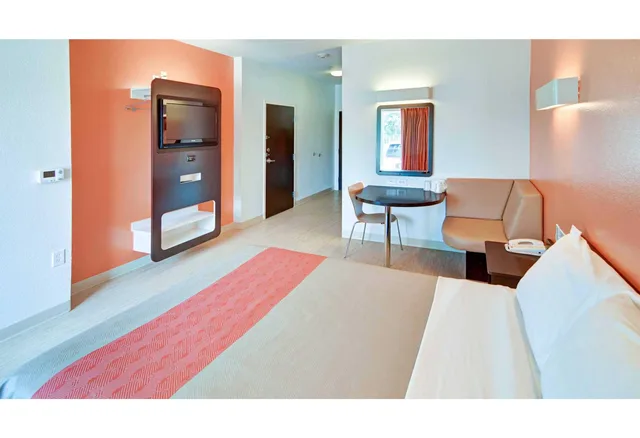 1 Queen Bed - ADA/Tub، Motel6 Roanoke, TX - Northlake - Speedway 4/6