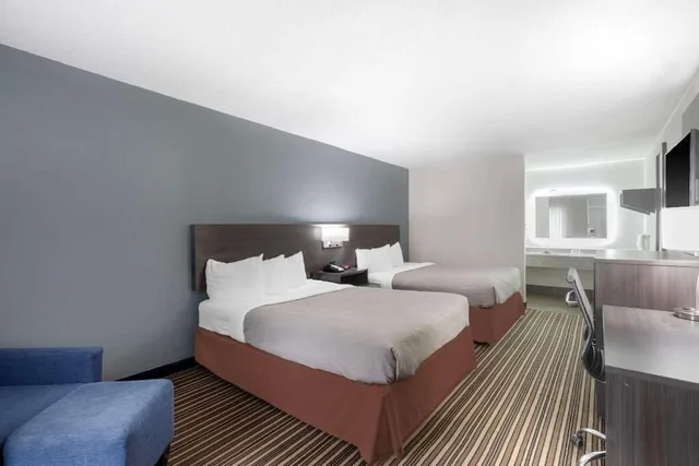 Standard, 2 Queen Beds, Accessible, Downtown Inn & Studio Suites 2/4