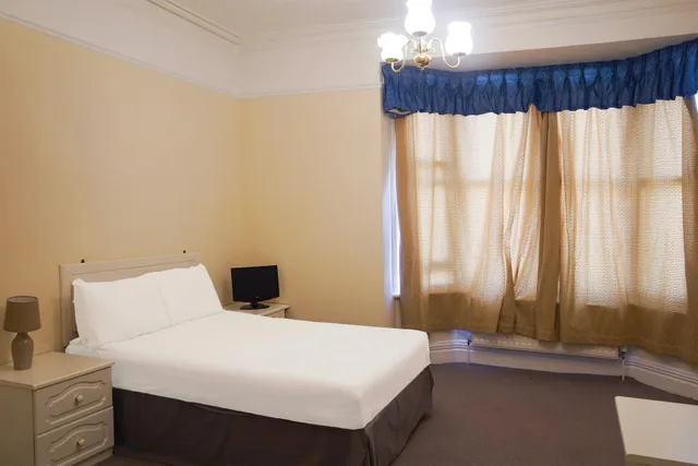 Deluxe Double Room, OYO Langford Hotel, Brighton & Hove 3/4