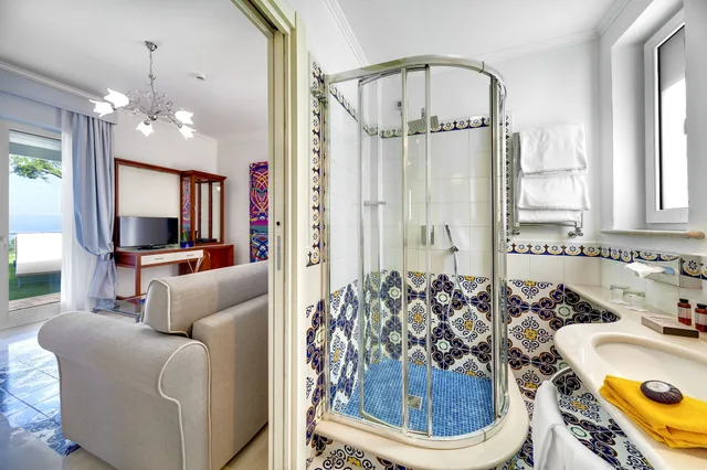 جناح بسرير كوين، Albergo San Montano 4/8