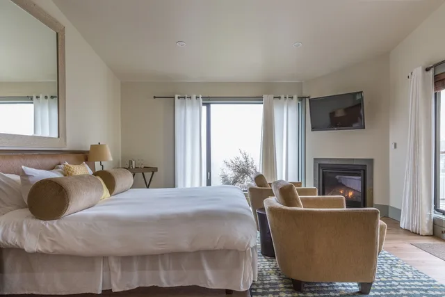 غرفة بسرير كينج بإطلالة على البحر بحوض استحمام، The Heritage House Resort 4/6