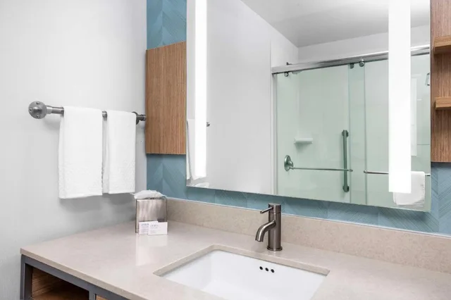 جناح بسرير كينج بغرفة نوم واحدة مع أريكة لذوي الإعاقة، Hilton Garden Inn West Palm Beach Airport 2/4